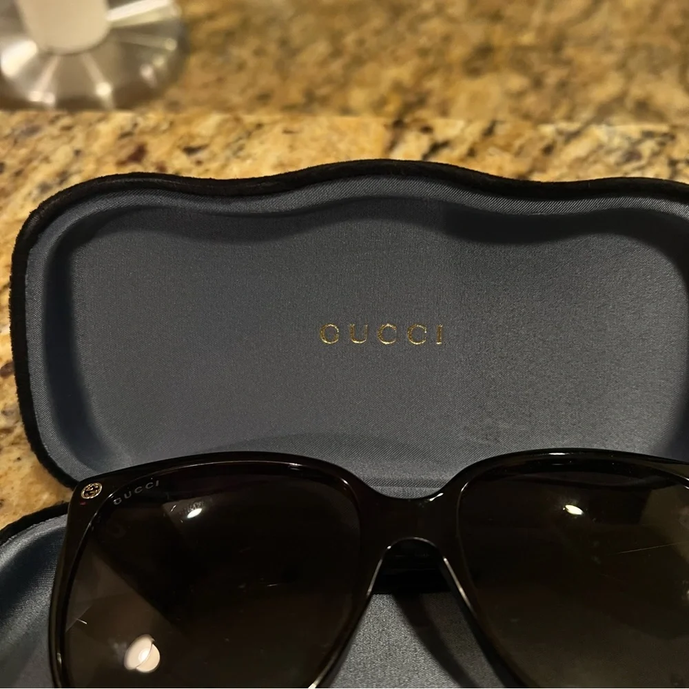 Gucci Black Oversized Women’s Sunglasses - Picture 3 of 7